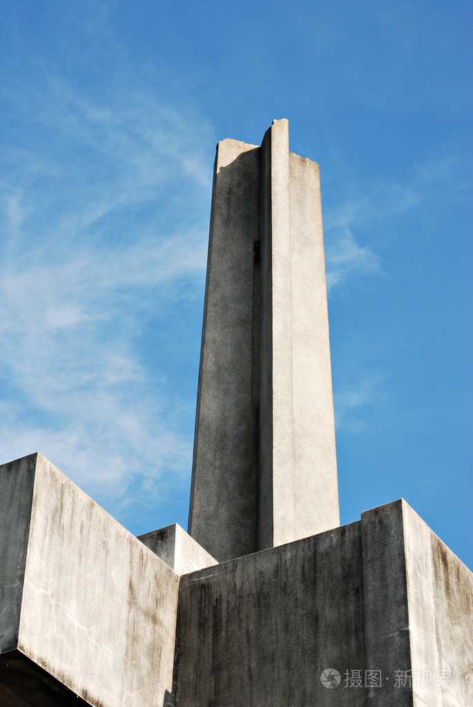 高大的角现代雕塑纪念碑