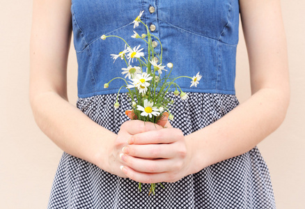 洋甘菊花爱年轻女孩 gif 在手照片