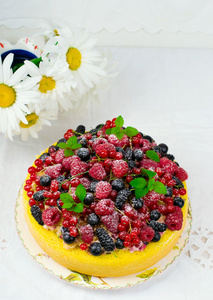 蛋糕与新鲜的夏季浆果