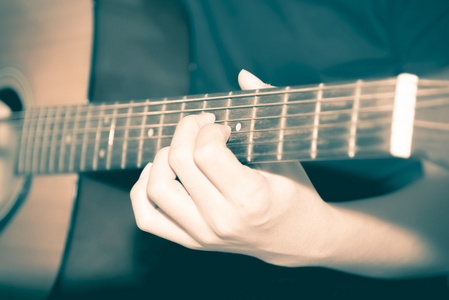 静物的男人玩吉他
