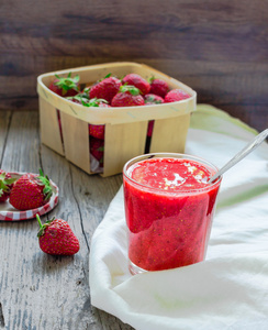 草莓冰沙在一杯新鲜的草莓，土气，s