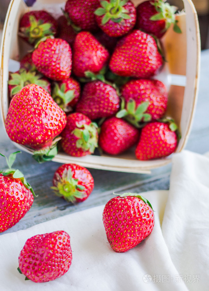 在框中,生的食物,新鲜的草莓夏日浆果,选择性