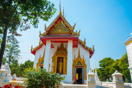佛教的寺院。美丽的宗教建筑为白色，烫金。大城府。泰国