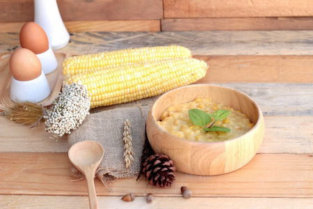 玉米汤浓缩在一个木碗