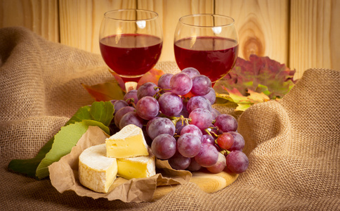 红酒与奶酪和葡萄