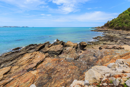 美丽的海滩与岩石和热带海洋与天空