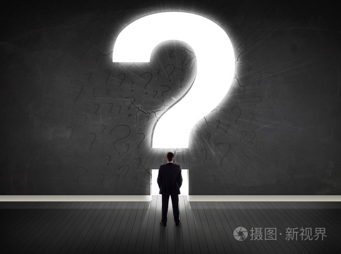 商人看着墙上有一个明亮的问号