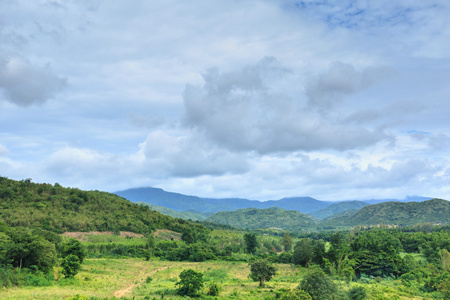 夏天山绿草和蓝色天空风景