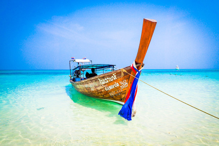 在泰国的海滩蓝色海面上船