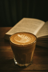 杯咖啡拿铁咖啡对木材纹理