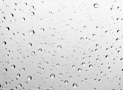 雨点落在车窗玻璃上