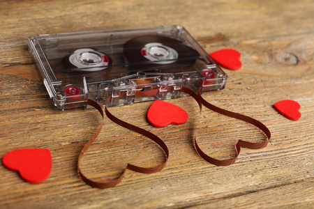 音频盒式磁带在形状上木制背景的心