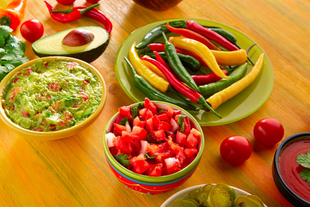 牛油果混合墨西哥食物混合牛油果墨西哥玉米片辣椒酱照片
