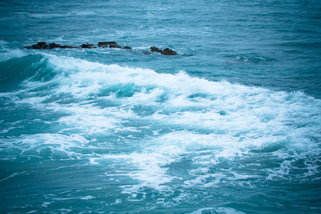 新兴海中的波浪在海岸附近图片
