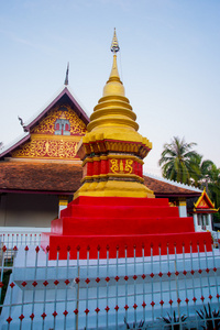 与黄金的佛教寺庙。銮 Prabang.Laos