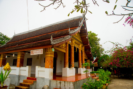 与黄金的佛教寺庙。銮 Prabang.Laos