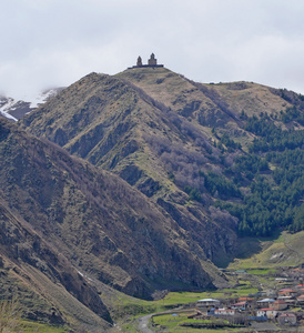 在 Gergeti，附近卡兹别克山麓，格鲁吉亚圣三一教堂