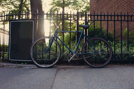 自行车在栅栏上