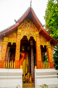 与黄金的佛教寺庙。金佛像。銮 Prabang.Laos