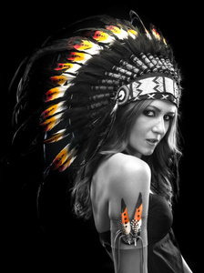 美丽的女人，在传统的印第安人头饰