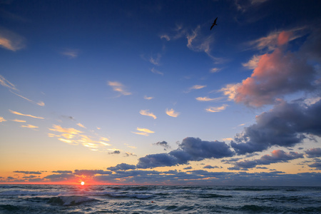 美丽的海上日出射击 cloudscape