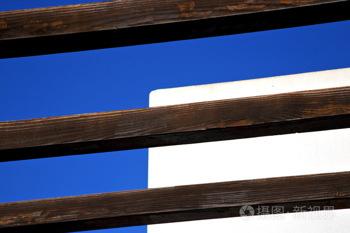 一块棕色的木头作为一个屋顶的天空兰萨罗特岛