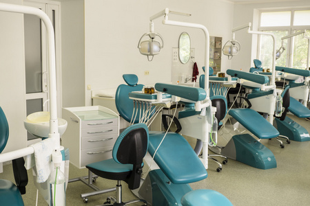 牙科诊所培训中心与许多牙科椅图片