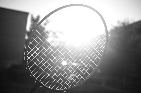 网球羽毛球拍太阳照射下的眩光绽放黑色和白色背景