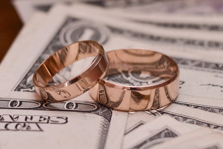在美元上的结婚戒指