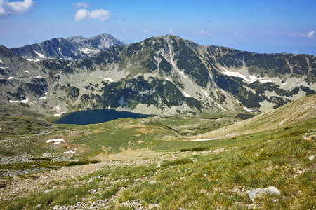 对 Vlahini 湖，皮林山的全景视图