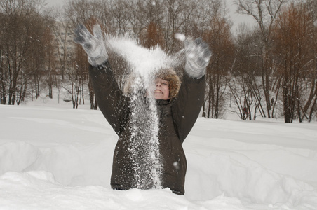 男孩扔雪