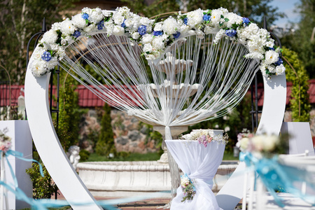 拱的婚礼用花来装饰