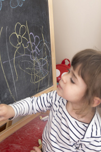 黑板上的小女孩画花