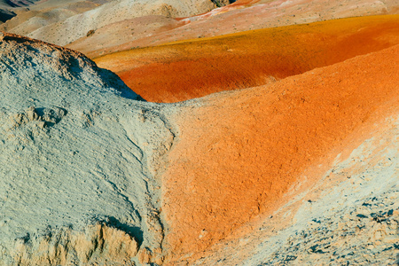 颜色土壤中汞矿，在阿勒泰