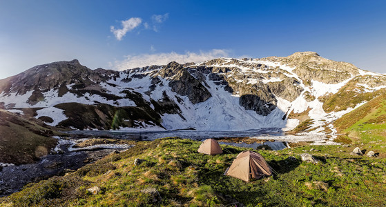 在高山湖泊旅游帐篷