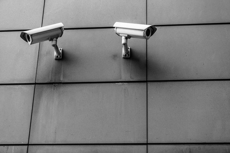 两个监控摄像头照片