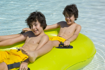男孩子们都在水上乐园玩得开心