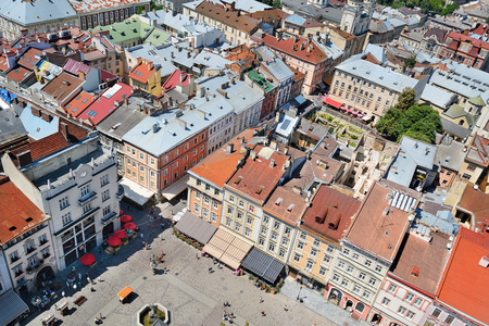 在利沃夫市的市场广场上空气视图