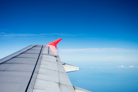 通过窗口飞机翼与尼斯蔚蓝的天空中飞行期间看