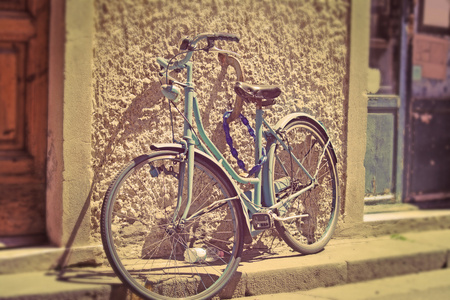 在比萨仿古墙上那辆旧自行车
