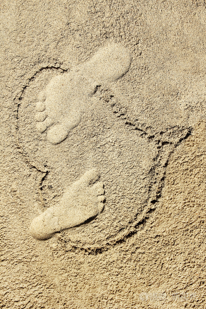沙滩上的脚印简笔画图片