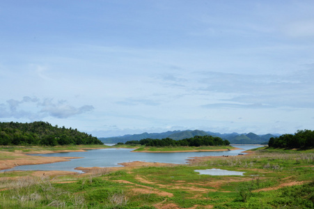 在山上的河流