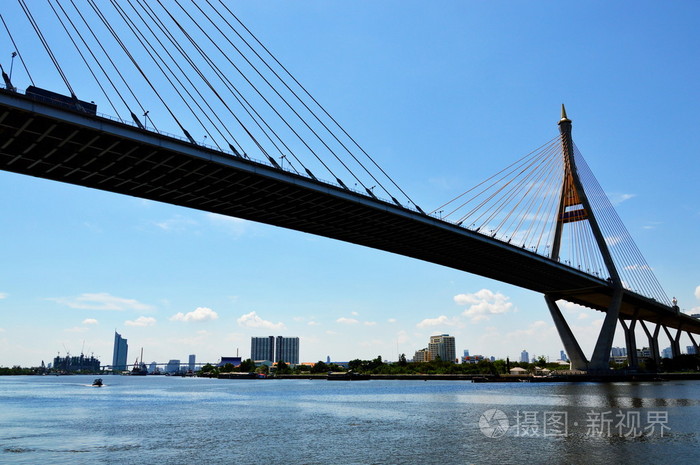 吊桥横跨河