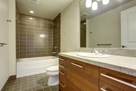 现代化的浴室配有瓷砖地板和好浴缸