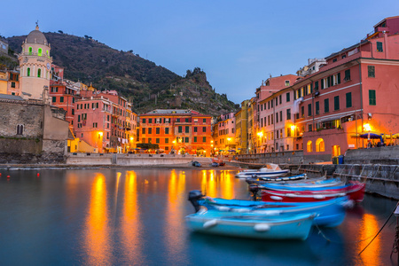 海岸的利古里亚海黄昏 Vernazza 城镇