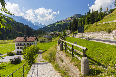 在阿尔卑斯山的小山村