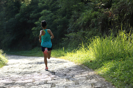 跑步运动员在森林步道上运行