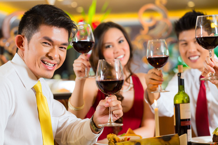 中国夫妇在餐厅品尝葡萄酒