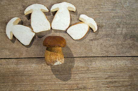 新鲜的牛肝菌 Edilus 蘑菇整体和切片