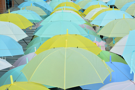 街装饰着彩色遮阳伞